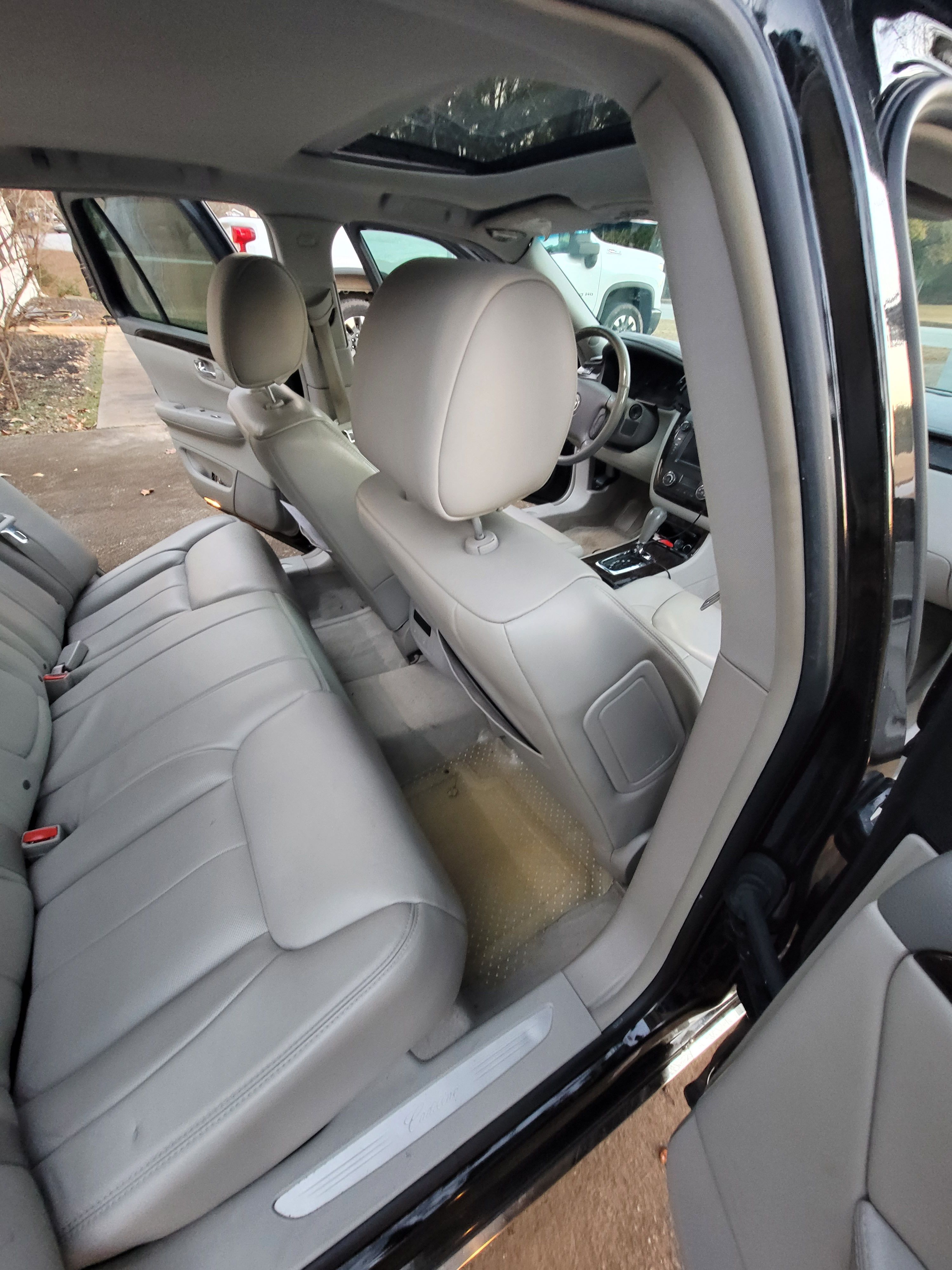 Used 2008 Cadillac DTS w/ Sun And Navigation Package FWD image 11