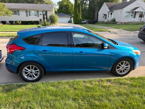 Used 2016 Ford Focus SE FWD image 1