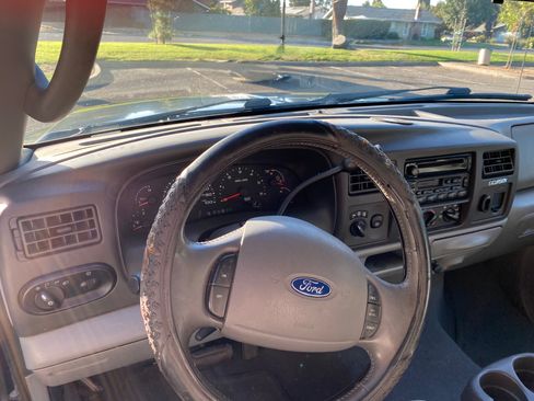 Used 2004 Ford Excursion XLT image 10