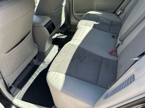 Used 2013 Toyota Camry XLE w/ Leather Pkg image 12