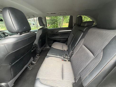 Used 2017 Toyota Highlander Plus FWD image 6