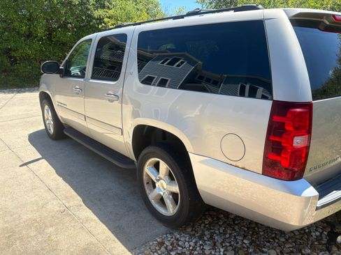 Used 2007 Chevrolet Suburban LT w/ LT Preferred Equipment Group AWD/4WD image 11