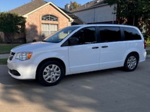 Used 2019 Dodge Grand Caravan SE w/ UConnect Hands-Free Group image 2