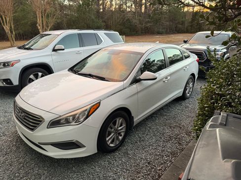 Used 2016 Hyundai Sonata SE w/ Cargo Package image 2