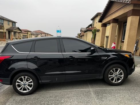 Used 2019 Ford Escape SE FWD image 2