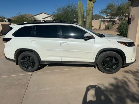 Used 2019 Toyota Highlander SE image 9