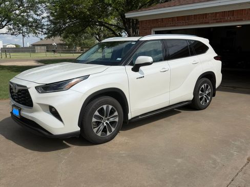 Used 2021 Toyota Highlander XLE FWD image 2