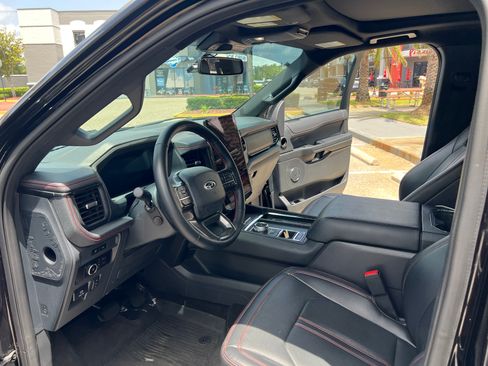 Used 2024 Ford Expedition Limited image 10