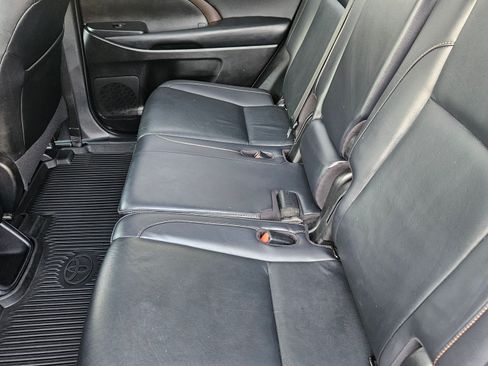 Used 2019 Toyota Highlander XLE image 9