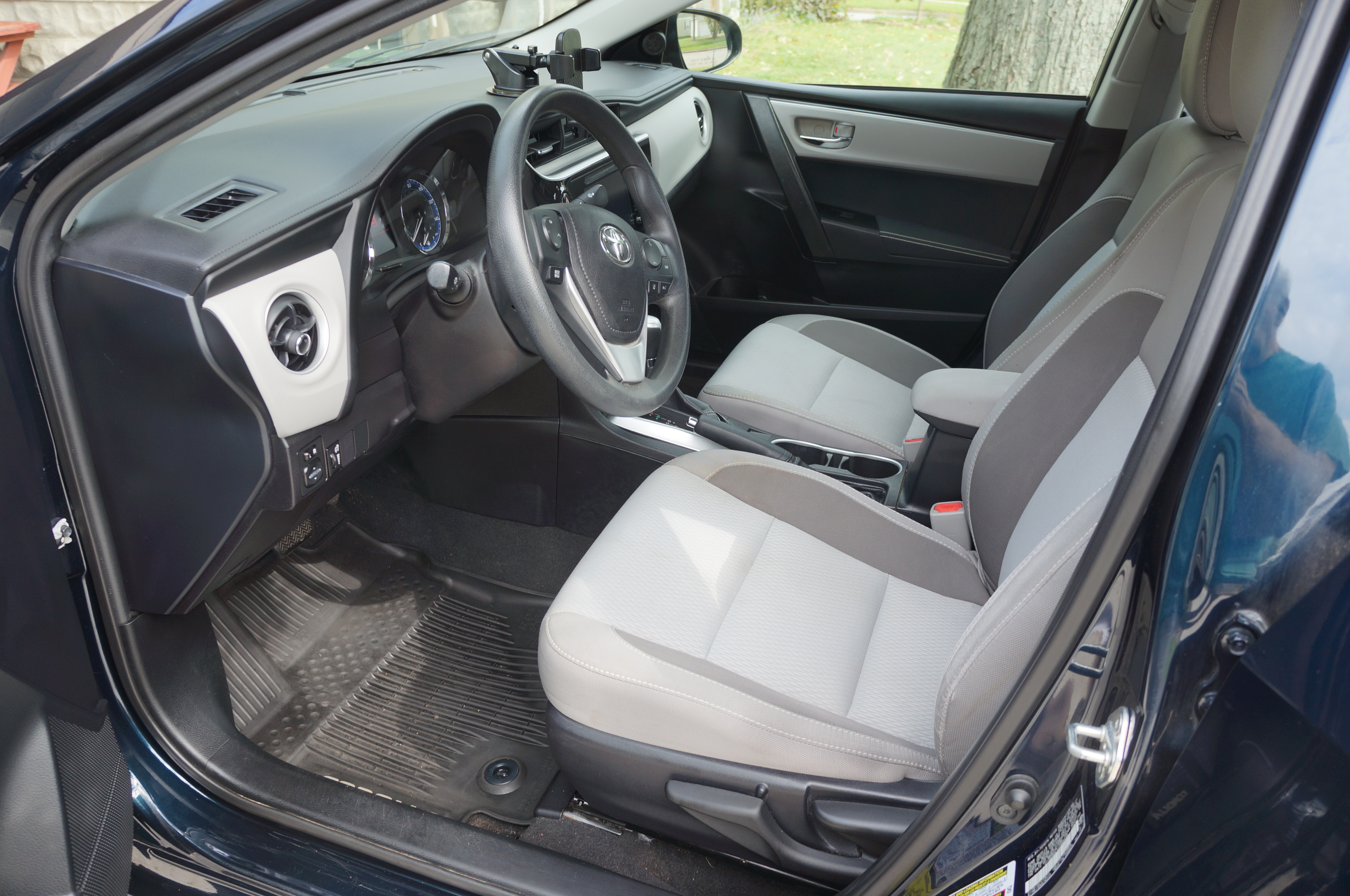 Used 2018 Toyota Corolla LE w/ LE Premium Package w/Moonroof FWD image 9
