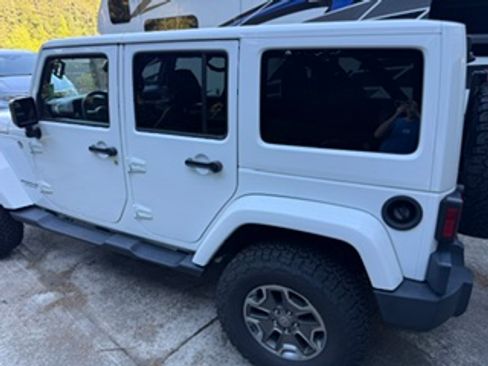 Used 2015 Jeep Wrangler Unlimited Rubicon w/ Connectivity Group AWD/4WD image 6