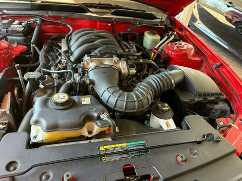 Used 2005 Ford Mustang GT Premium image 2