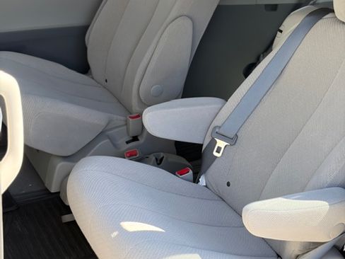 Used 2014 Toyota Sienna LE image 10