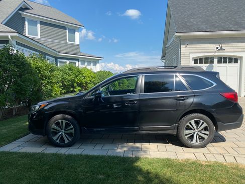 Used 2019 Subaru Outback 3.6R Limited AWD/4WD image 2