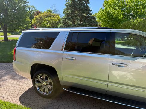 Used 2017 Chevrolet Suburban Premier AWD/4WD image 4