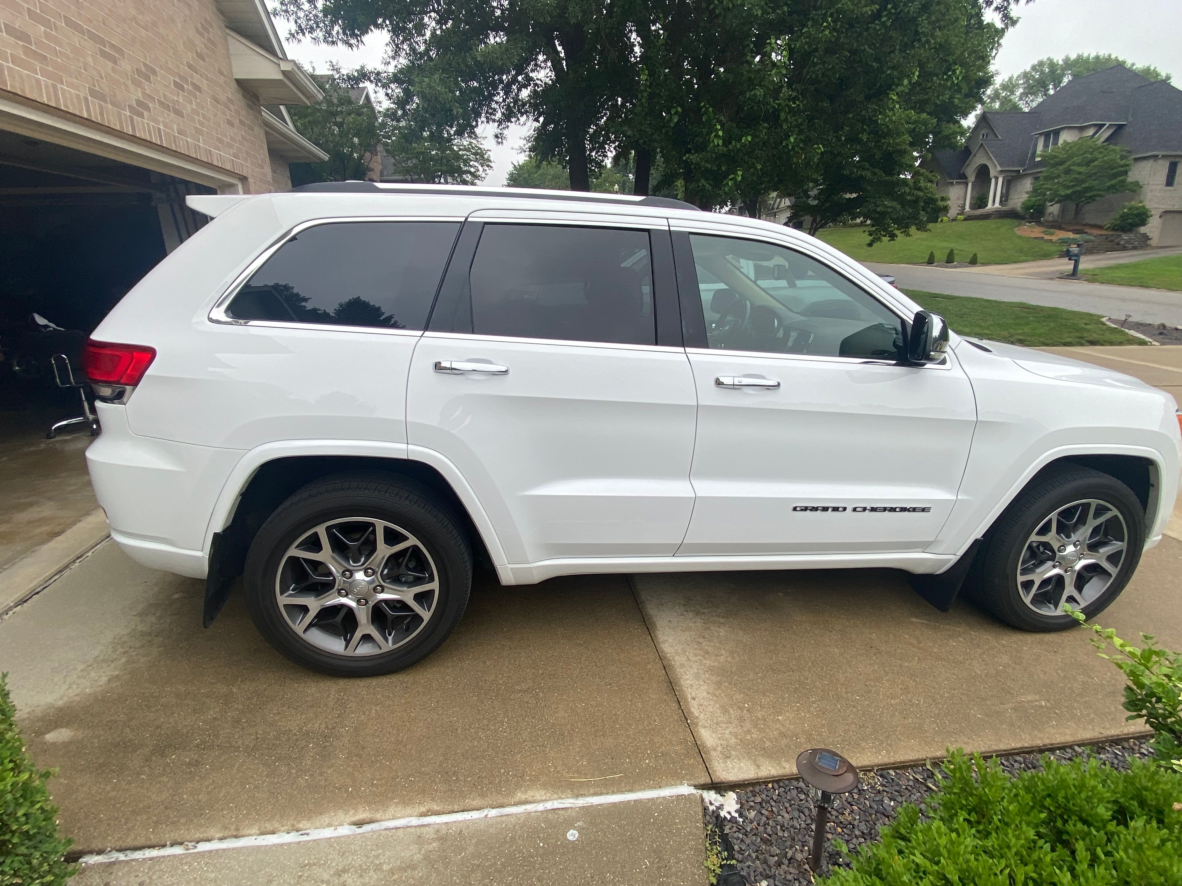 Used 2019 Jeep Grand Cherokee Overland AWD/4WD image 2