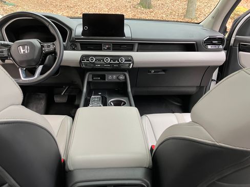 Used 2024 Honda Pilot Touring image 11