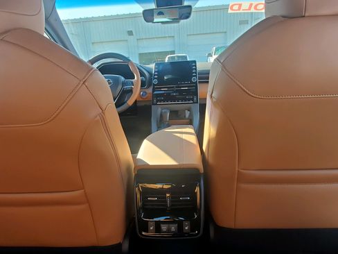Used 2022 Toyota Avalon Limited image 3
