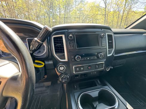 Used 2019 Nissan Titan SV w/ SV Convenience Package image 8