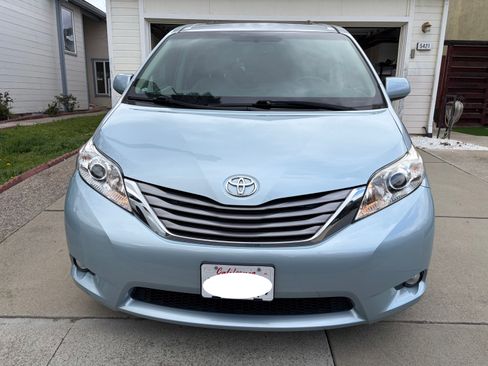 Used 2017 Toyota Sienna XLE w/ XLE Navigation Package image 9