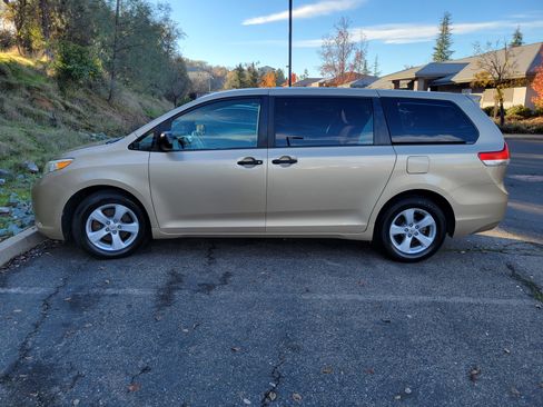 Used 2011 Toyota Sienna CE image 1
