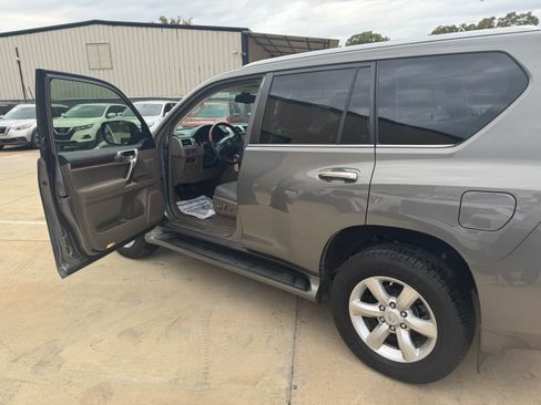 Used 2011 Lexus GX 460 w/ Comfort Plus Pkg AWD/4WD image 2