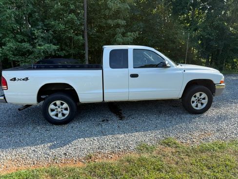 Used 2004 Dodge Dakota SLT w/ Skid Plate Group AWD/4WD image 1