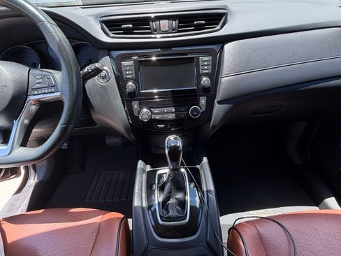 Used 2018 Nissan Rogue SV FWD image 14