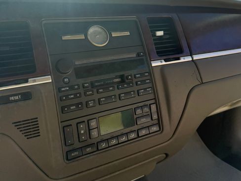 Used 2004 Lincoln Town Car Ultimate RWD image 23