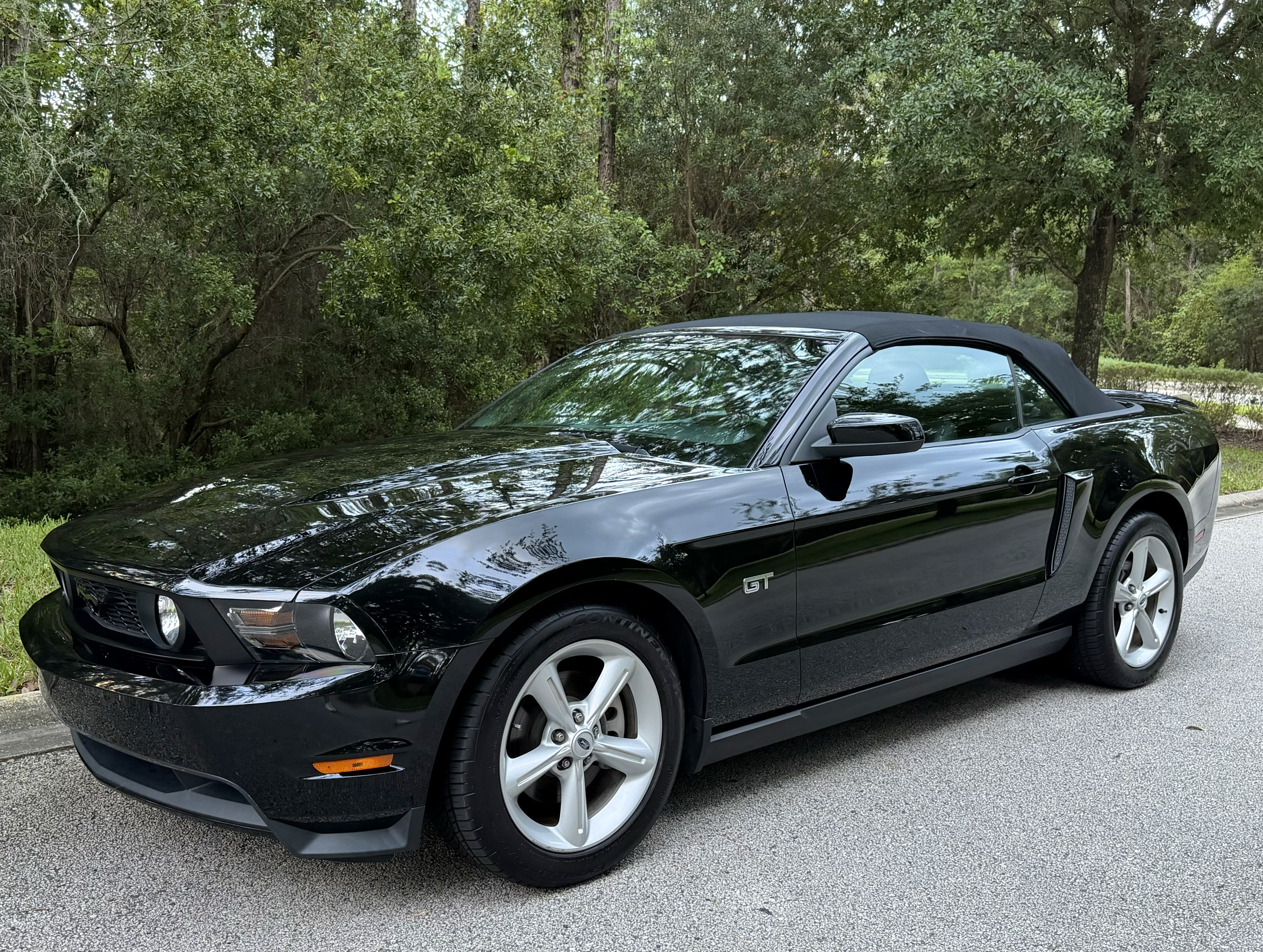 Used 2010 Ford Mustang GT Premium RWD image 1