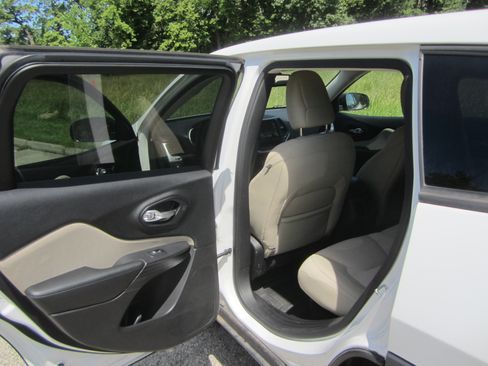 Used 2016 Jeep Cherokee Sport AWD/4WD image 17