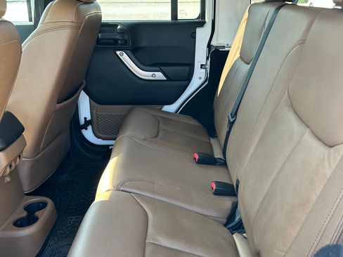 Used 2013 Jeep Wrangler Unlimited Rubicon w/ Connectivity Group AWD/4WD image 12