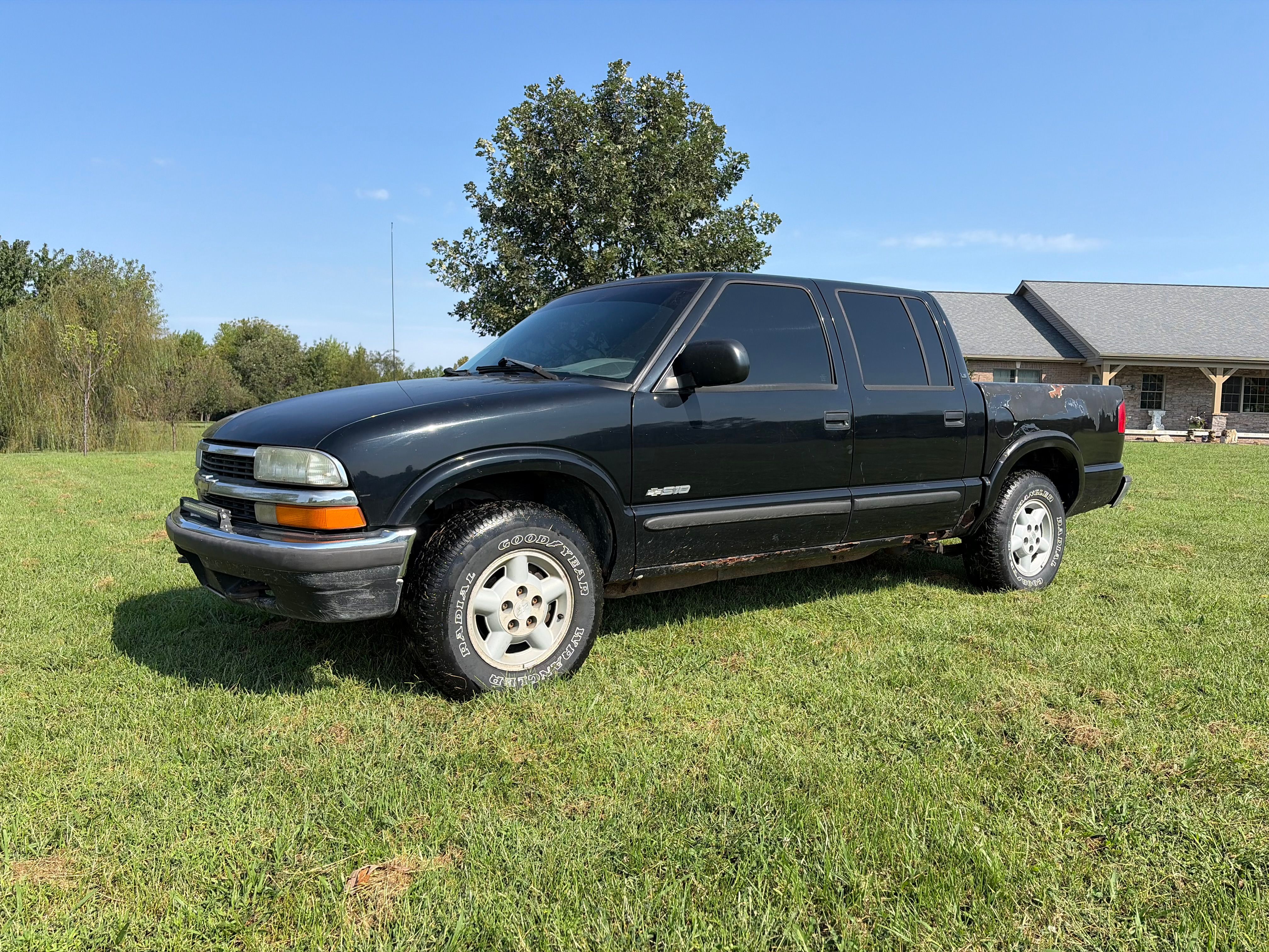 Used 2002 Chevrolet S10 Pickup LS w/ LS Preferred Equipment Group AWD/4WD image 1