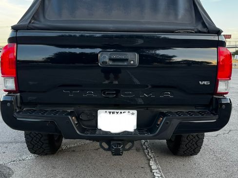Used 2017 Toyota Tacoma TRD Off-Road w/ Premium & Technology Package AWD/4WD image 5