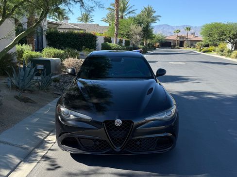 Used 2017 Alfa Romeo Giulia Quadrifoglio image 2