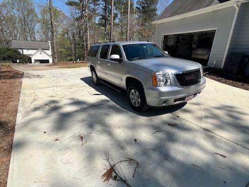 Used 2011 GMC Yukon XL SLE image 10