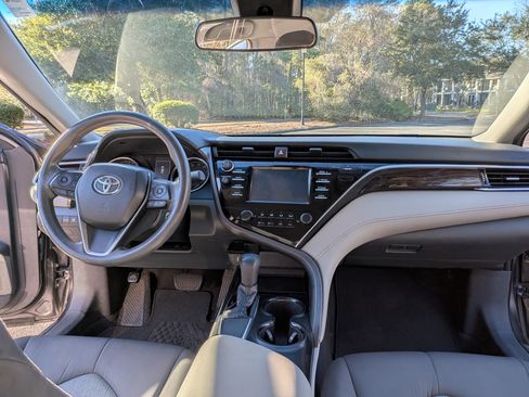 Used 2018 Toyota Camry LE image 2