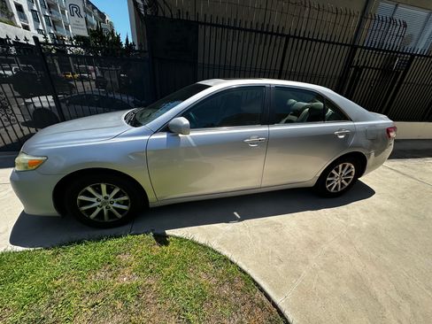 Used 2011 Toyota Camry XLE w/ XLE Extra-Value Pkg #1 FWD image 4