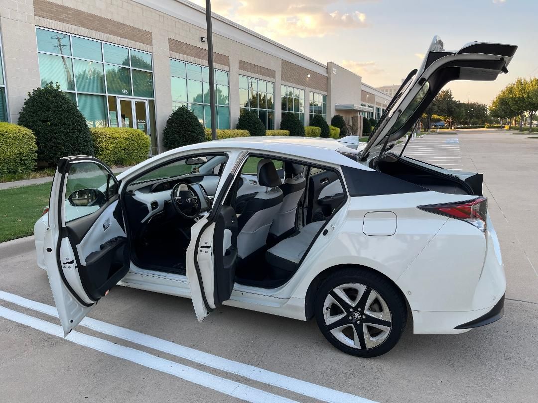 Used 2018 Toyota Prius Four Touring w/ Premium Convenience Package FWD image 4