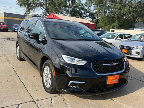 Used 2025 Chrysler Pacifica Select FWD image 14