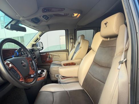 Used 2021 GMC Savana 2500 w/ Enhanced Convenience Package image 9