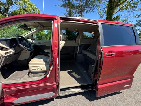 Used 2019 Toyota Sienna XLE w/ XLE Navigation Package FWD image 11