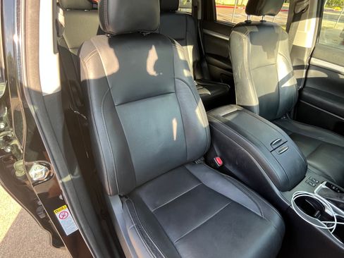 Used 2018 Toyota Highlander XLE FWD image 17