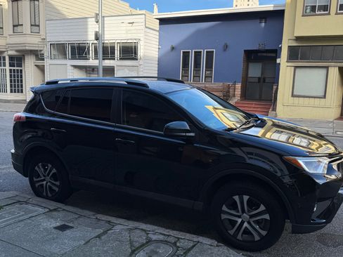 Used 2017 Toyota RAV4 LE image 9