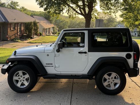 Used 2017 Jeep Wrangler Sport w/ Quick Order Package 24S AWD/4WD image 2