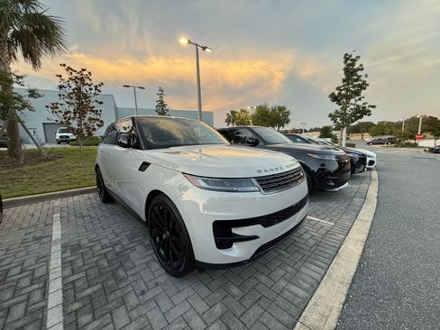 Used 2025 Land Rover Range Rover Sport SE AWD/4WD image 6