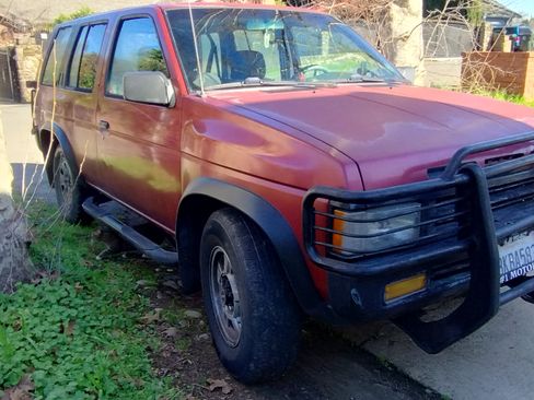 Used 1995 Nissan Pathfinder XE image 2