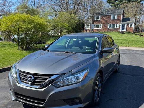 Used 2016 Nissan Altima 2.5 SV image 2
