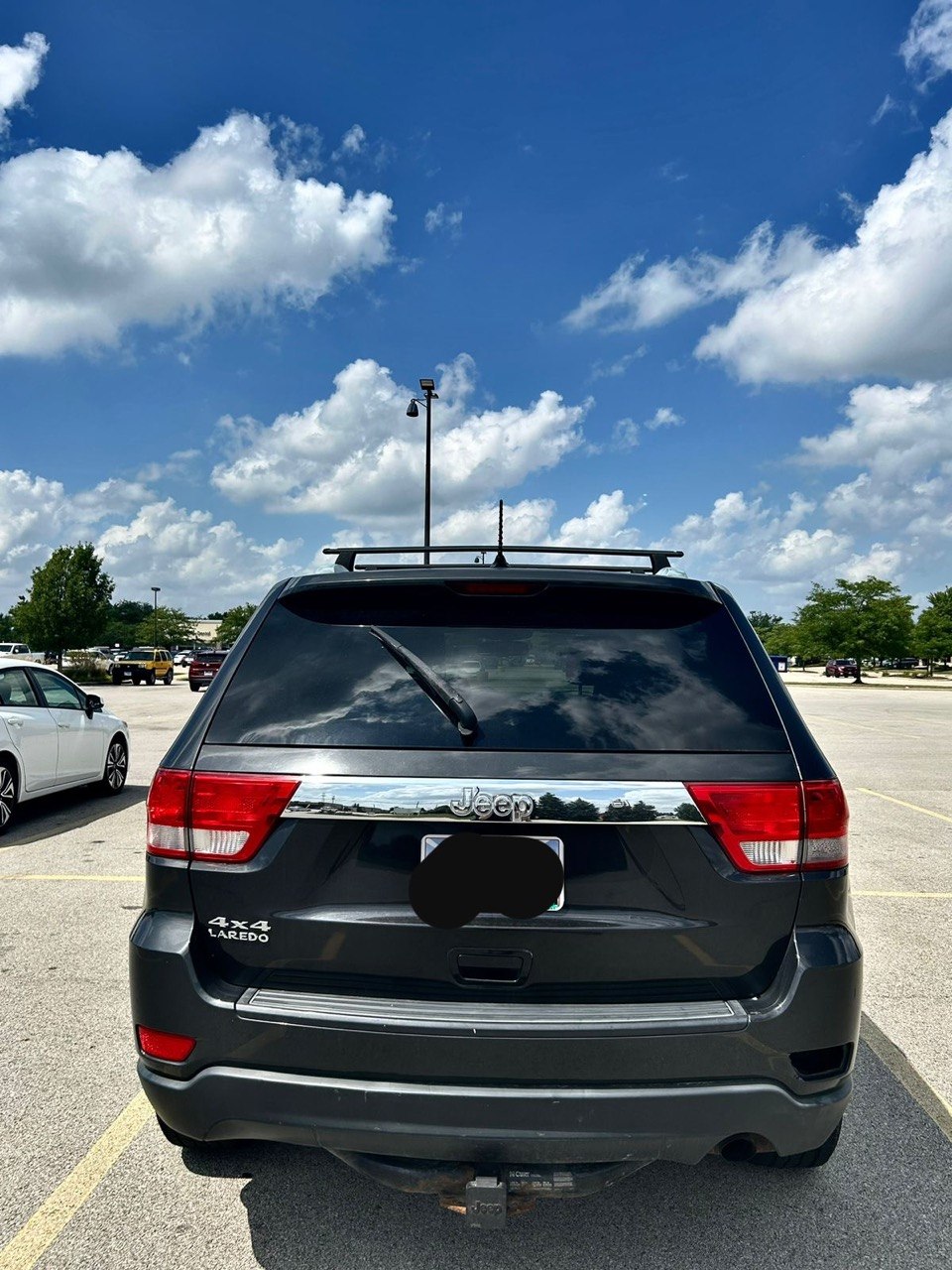 Used 2011 Jeep Grand Cherokee Laredo w/ Security & Convenience Group AWD/4WD image 2