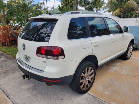 Used 2009 Volkswagen Touareg TDI image 6